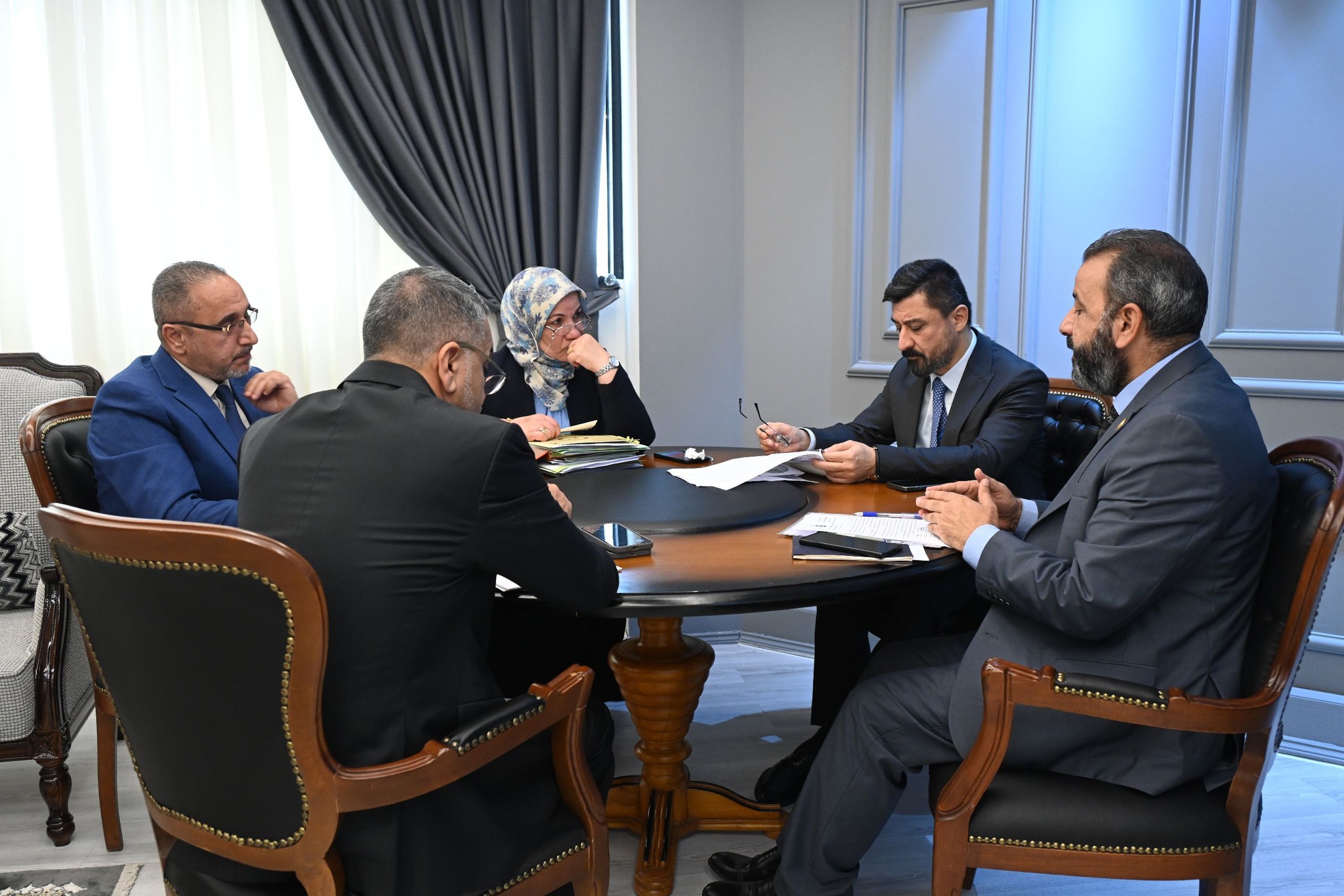 لإنشاء قاعدة بيانات تعنى بإحصاء العقارات التابعة للمؤسسات الحكومية.. وزير العدل د. خالد شواني يجتمع مع اللجنة النيابية الخاصة للحفاظ على أملاك الدولة